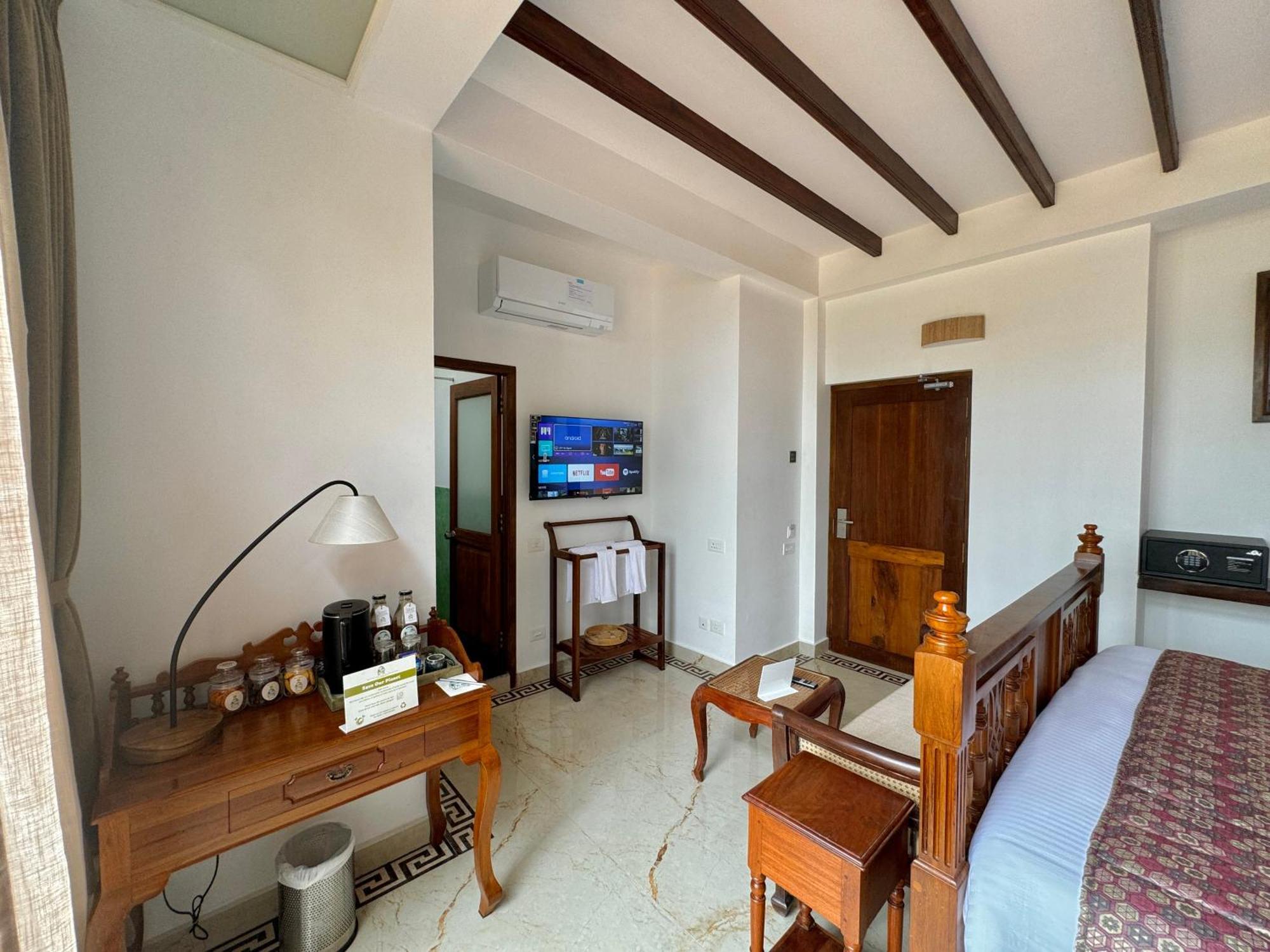 La Plage Seaview Suites Pondicherry Exterior foto